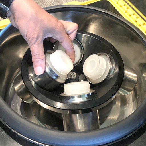 Centrifugeuse de terrain avec batteries rechargeables